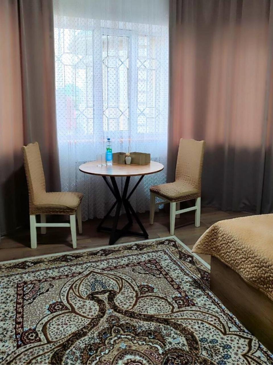Amanat Guest House Bishkek Esterno foto